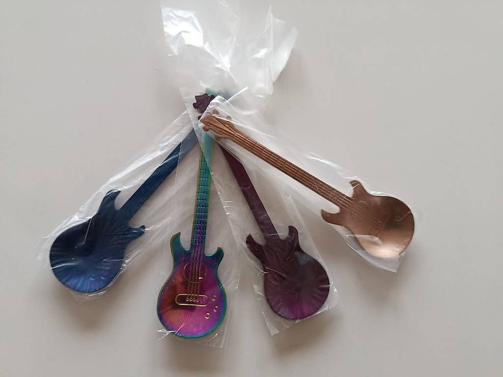 Löffel: 4 Kaffeelöffel in Gitarrenform – Gebraucht aus Olten von J.Gr