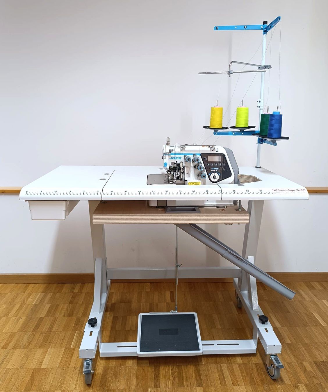 Jack Nähmaschinen: Overlock Industrienähmaschine JACK C7 / Neu – Neu und originalverpackt aus Rehetobel von dani034