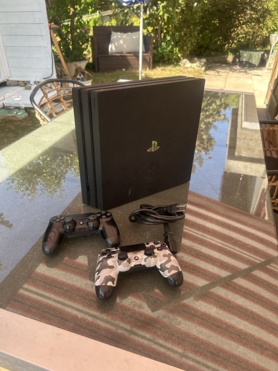 Sony Console: Playstation 4 Konsole mit 2 Controllern und Kabel – Usato da Grenchen venduto da Fraulein.Kater