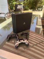 Playstation 4 Konsole mit 2 Controllern und Kabel