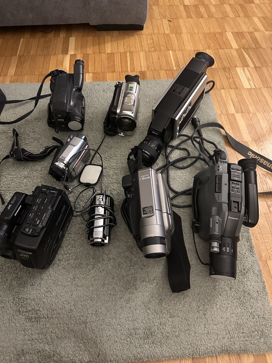 Videocamere: Diverse alte Videokameras - ungetestet – Usato da Zufikon venduto da EmiliaSa