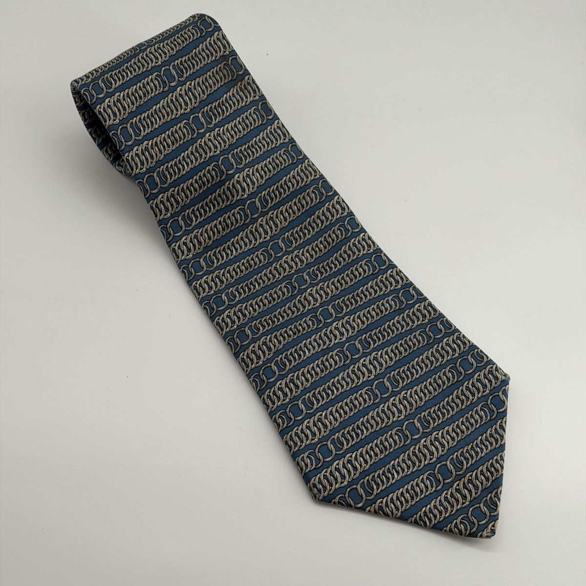 Cravate HERMÈS Vintage - Motif Montgolfières, 100% Soie Bleue - Longueur 150 Cm, Largeur 8/5 Cm - Occasion, Très Bon état