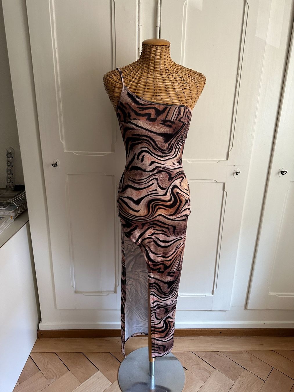 Shein Vestiti: SHEIN - Tiger Kleid mit Schlitz 34 – Usato da Zürich venduto da Diazaio