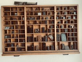 Orig. Setzkasten und Winkelhacken mit  Holz- und Bleilettern