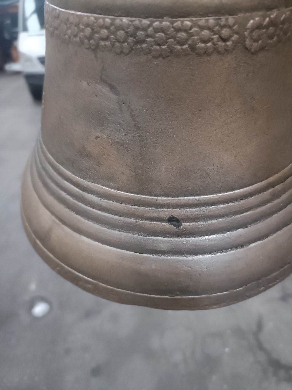 Glocken & Treicheln: Antike, schlichte Glocke mit Loch. – Gebraucht aus Däniken SO von Osysseas 5