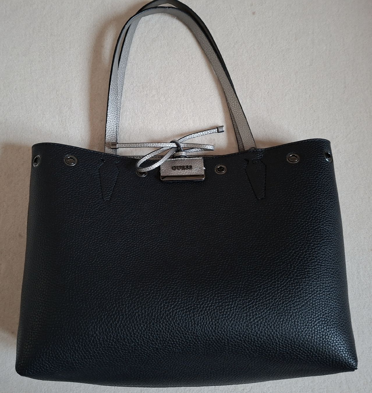 Guess Borse da donna: Guess Wende-Tasche schwarz/silber – Usato da Barzheim venduto da spitz01 1