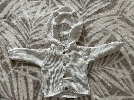 Süsse gestrickte weisse Babyjacke Gr. 62