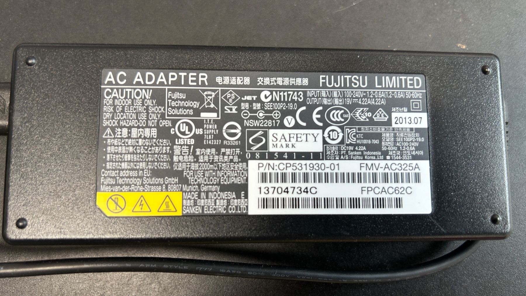 Fujitsu Caricabatterie: Fujitsu AC-Adapter 19VDC – Usato da Lüsslingen venduto da Piper 1