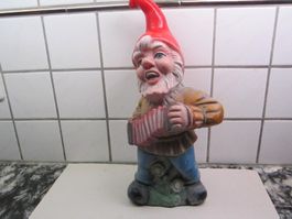 Gartenzwerg ca,33cm gross mit einer Handorgel.