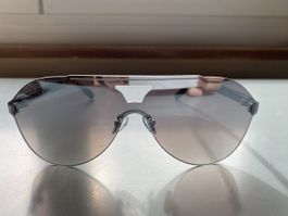 Sonnenbrille mit grauen Gläsern
