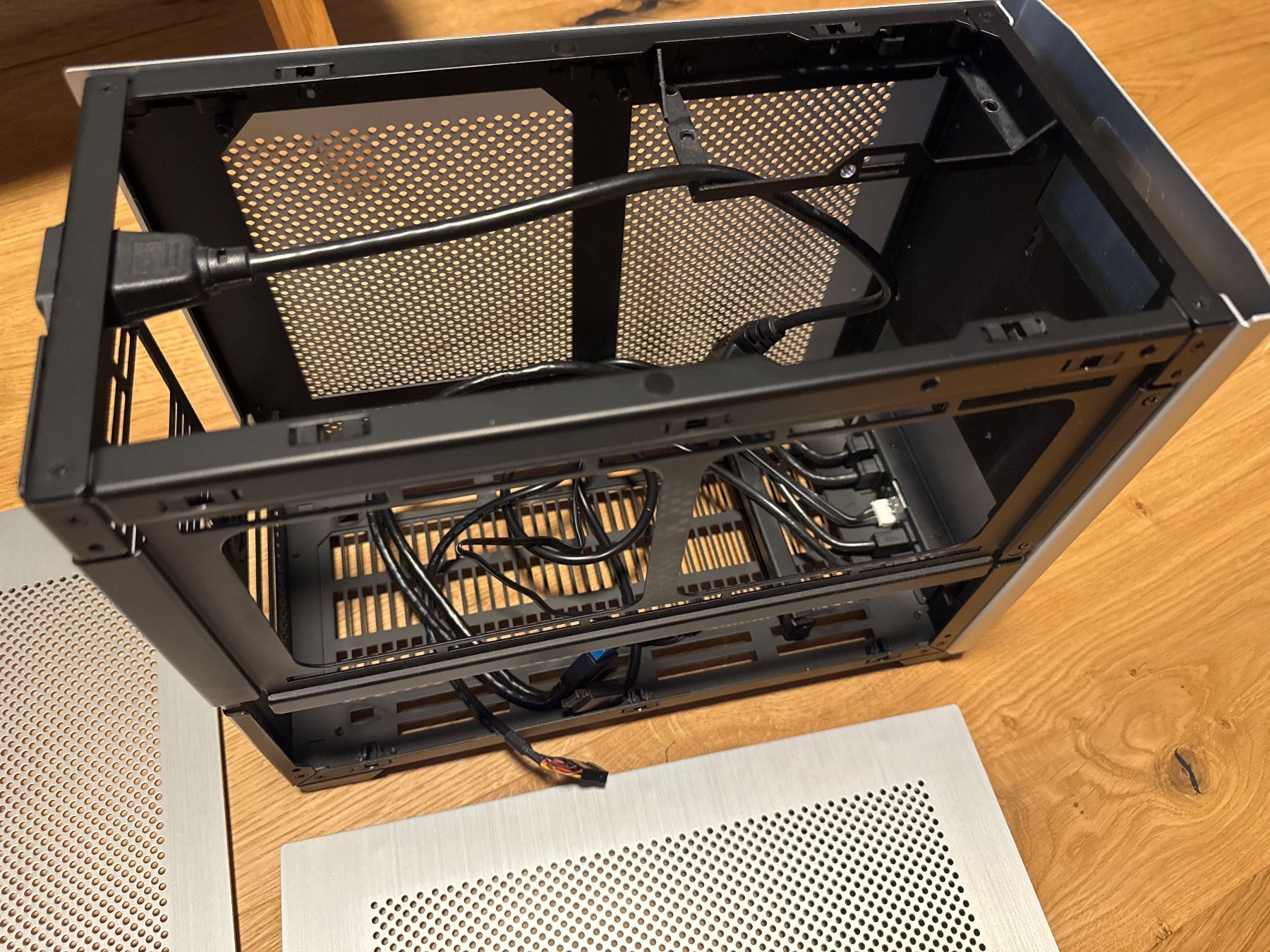 Custodie: NCase M1 classic V6.1 / Mini ITX Gehäuse – Usato da Zofingen venduto da dDawge 4