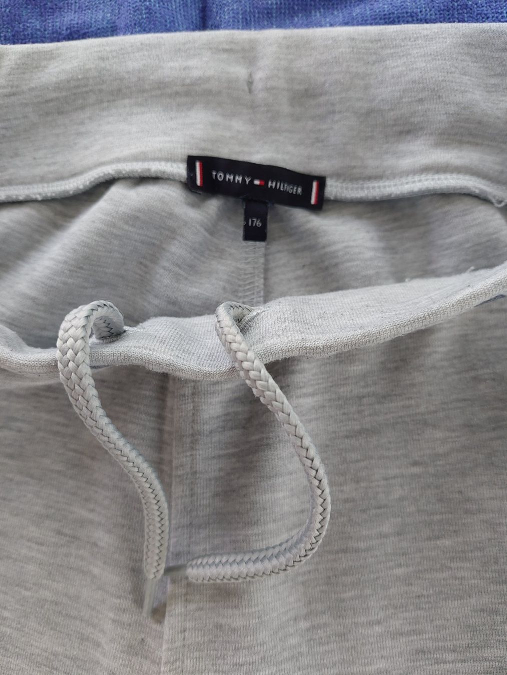 Tommy Hilfiger Pantaloni: Tommy Hilfiger Jogginghose, Grau, Gr. 176 – Usato da Baldegg venduto da ArcDom 3