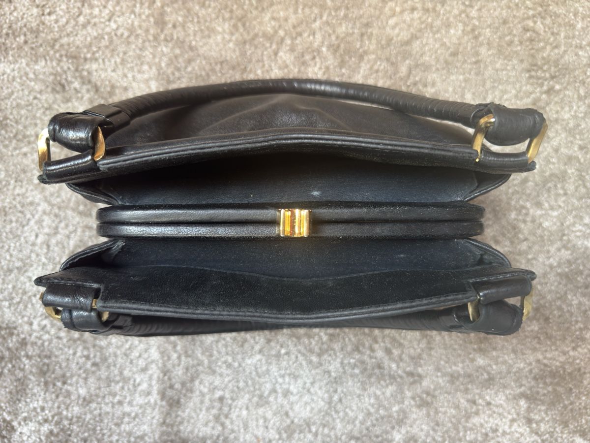 Taschen für Damen: Sac à main vintage en cuir noir – Gebraucht aus Vuippens von Anna_as 5