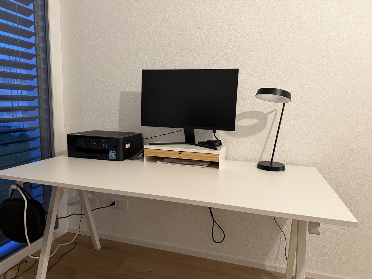 Ikea Scrivanie: White Desk / Schrebtisch – Usato da Hägendorf venduto da and_s9dd 1