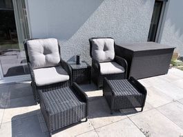 2 Gartenstühle mit Hocker und Tisch