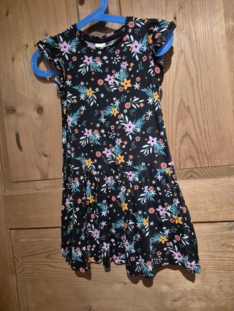 Kleid Palomino Blumenmuster Grösse 110 klein geschnitten