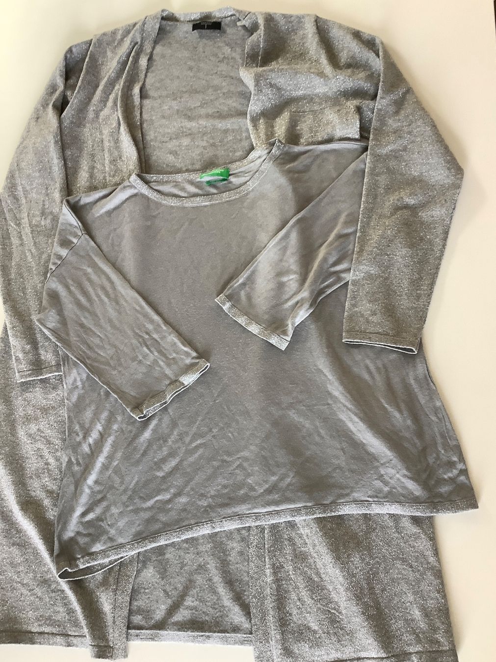 Benetton Lotti di vestiti: Wunderschöne Kleider-Combi Seidenpulli und Jacke (Twin-Set) – Usato da Triesen venduto da boston7