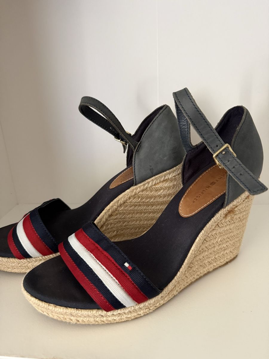 Tommy Hilfiger Scarpe da donna: Tommy Hilfiger Sandalen Grösse 40  – Usato da Meggen venduto da edwardcallan
