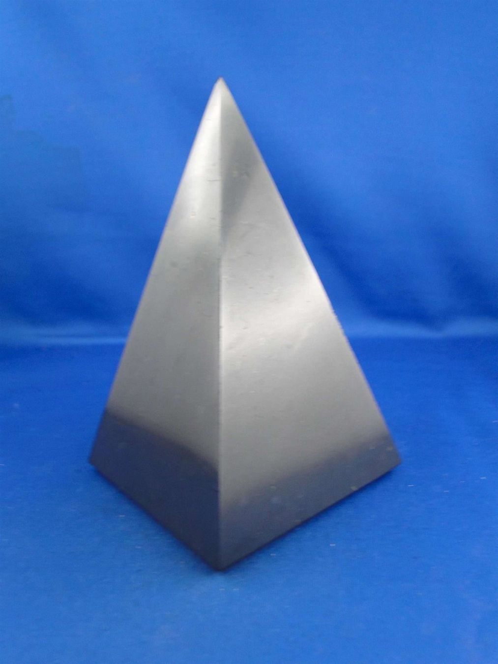 Minerali & Pietre curative: Shungit-Pyramide 8cmx8cm poliert – Usato da Schinznach Bad venduto da Demerald 5
