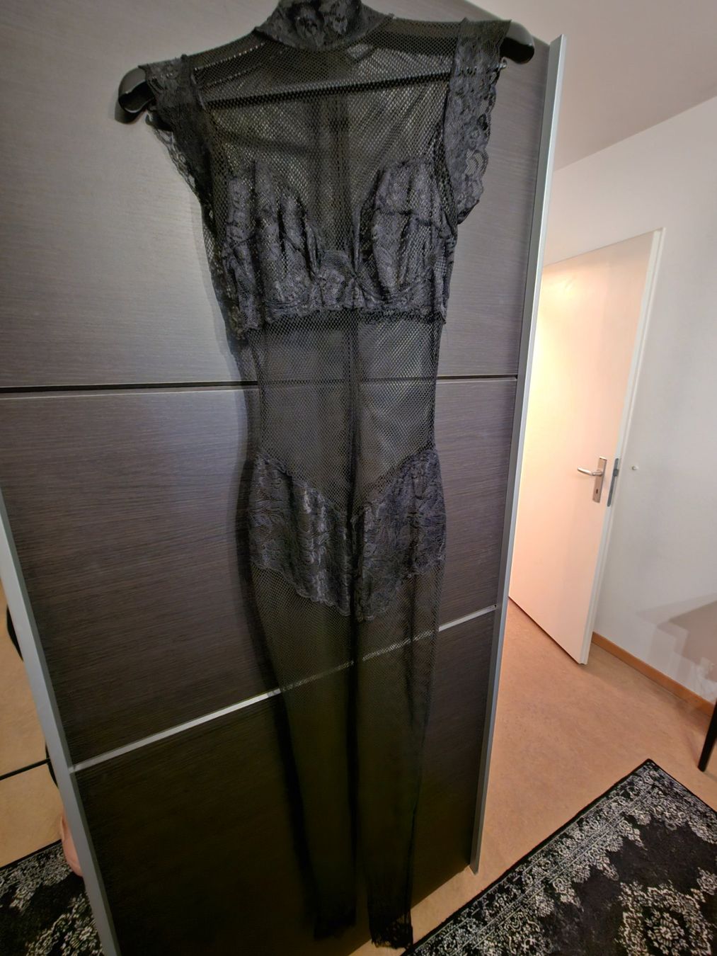 Tute: Schwarzer Spitzen-Jumpsuit, Grösse S, neuwertig! – Nuovo (secondo la descrizione) da Zürich venduto da SkullLady88
