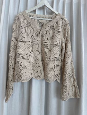 Strickjacke mit Spitzen Gr. 40 / Neu und nie getragen