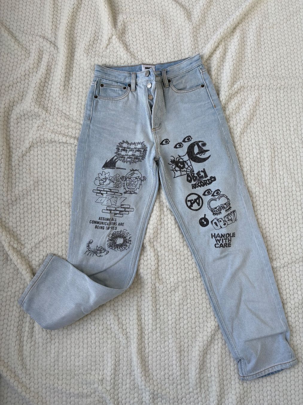 Obey Jeans: Jeans OBEY bleu clair avec dessins – D'occasion à Sorens par ma.stlz
