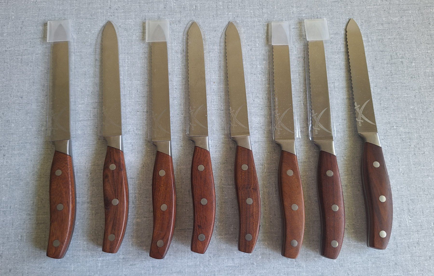 Coltelli da cucina: 8 Steakmesser/Tischmesser mit Holzgriff, Top – Usato da Weinfelden venduto da Yenas10