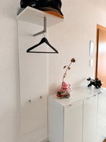 Platzsparende, schlichte Wandgarderobe