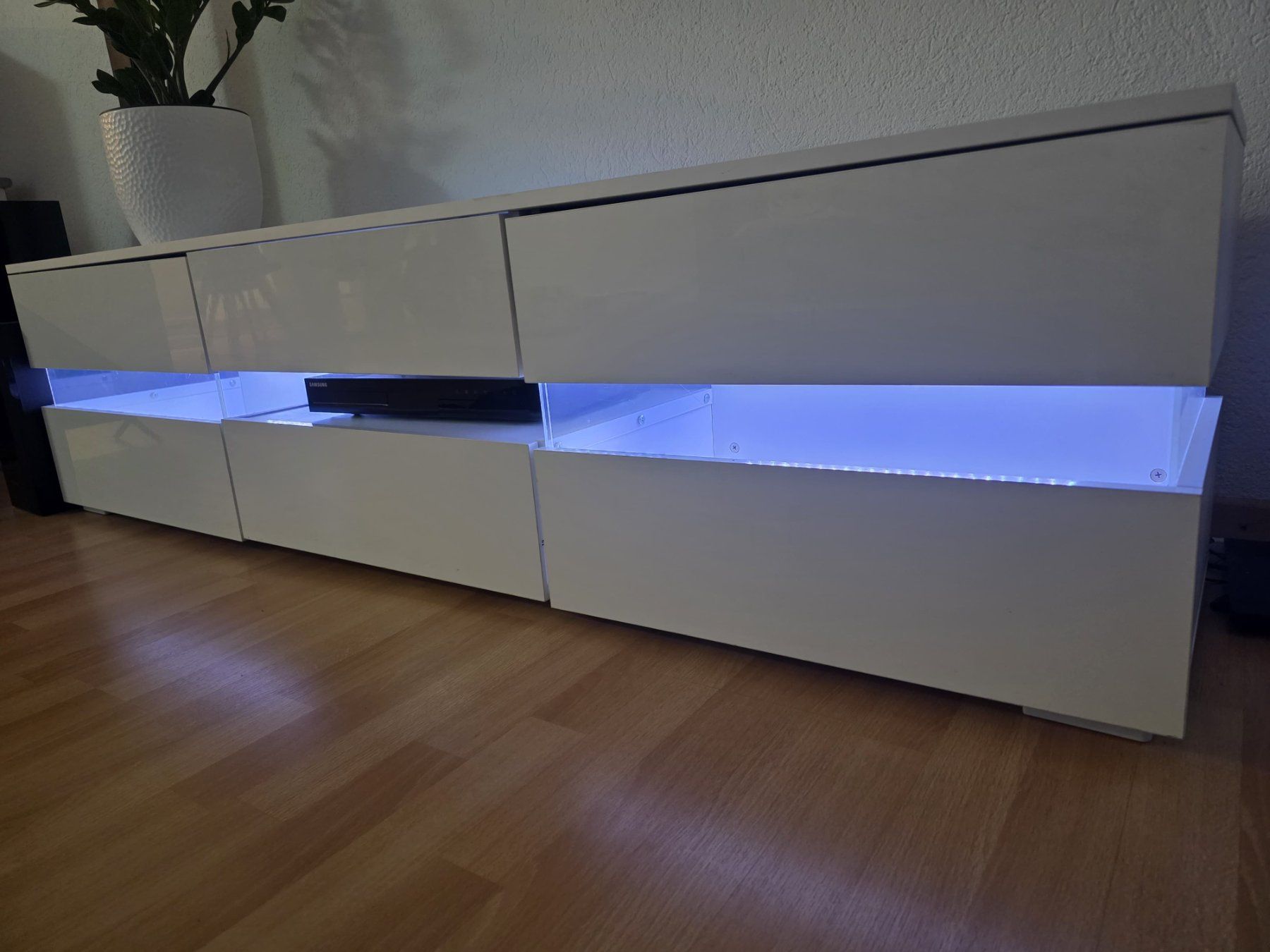 Mobili TV: TV Möbel mit LED Beleuchtung – Usato da Beinwil am See venduto da amanda12345 1