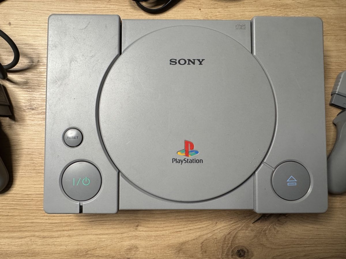 Sony Console: Originale Sony Playstation 1 mit 2 Controller, Top Zustand! – Usato da Biberist venduto da etesummer 1