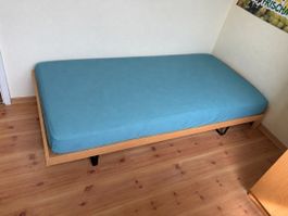 Einzelbett Holzrahmen mit Lattenrost