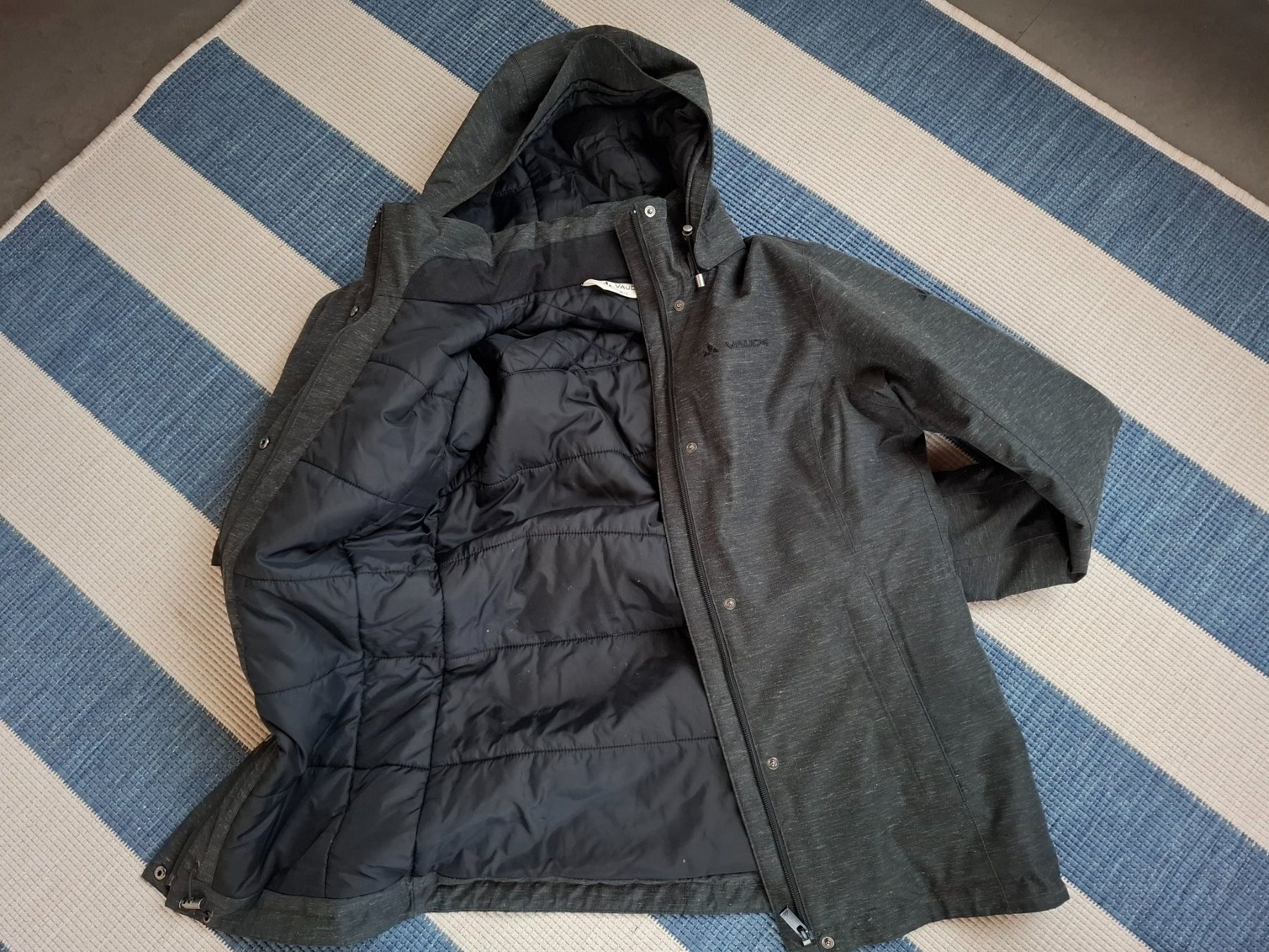 Vaude Jacken: Vaude Jacke anthrazit – Gebraucht aus Utzenstorf von ruby_100 3