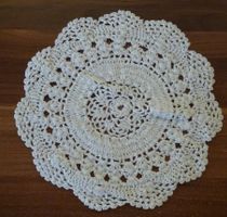 Gehäkeltes Deckchen, weiss, rund, Vintage Look, Handarbeit