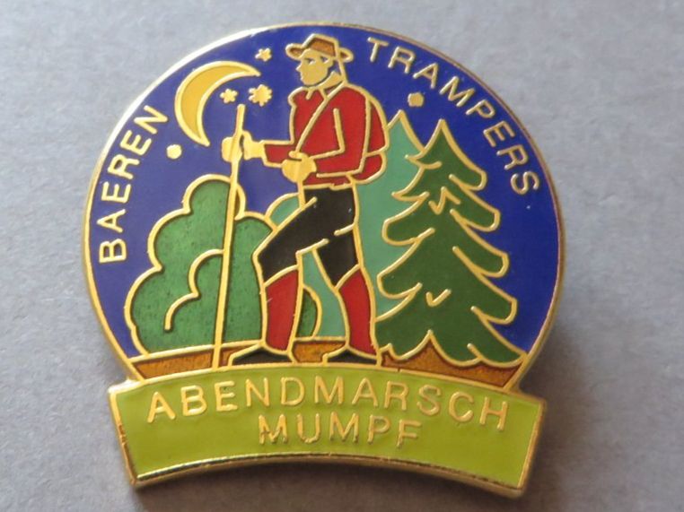 Plaketten & Abzeichen: ALTES ABZEICHEN, BAEREN TRAMPERS ABENDMARSCH MUMPF – Gebraucht aus Neuhausen von luckimucki