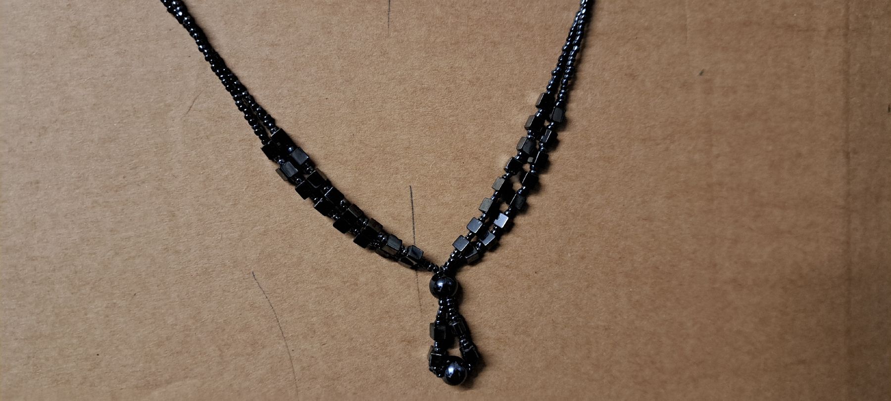 Catenine: Sparkling Hematite Necklace for Winter Outings – Nuovo (secondo la descrizione) da Bern venduto da mahilini 1
