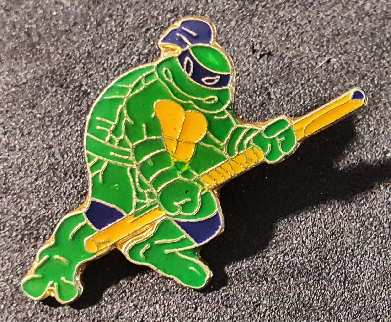 Placchette & Badge: BB815 - Pin Ninja Turtles Donatello – Usato da Reinach BL venduto da Boston-Verkauf