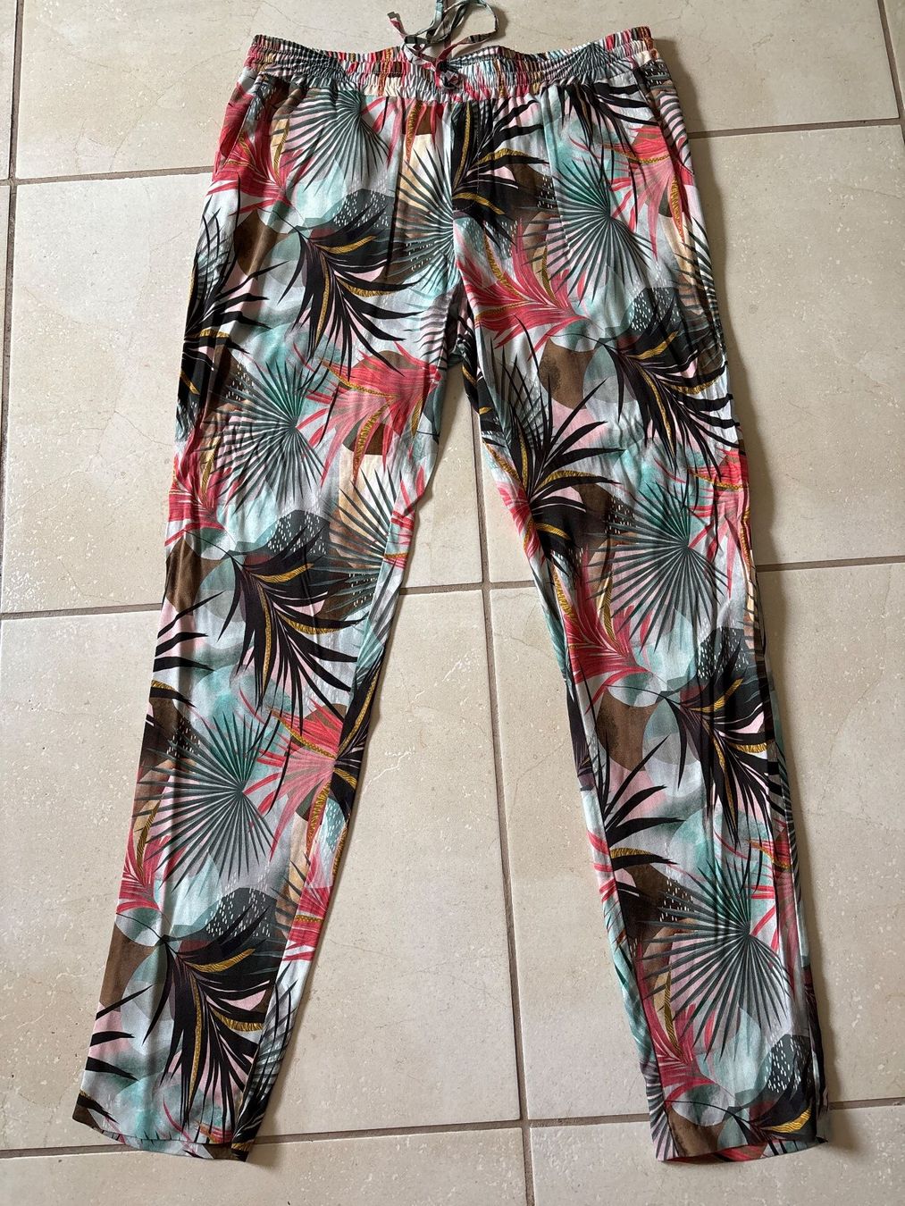 Hosen: Sommerhose mit Blumenmuster, Grösse 42 - NEU – Neu und originalverpackt aus Pfaffhausen von frickda