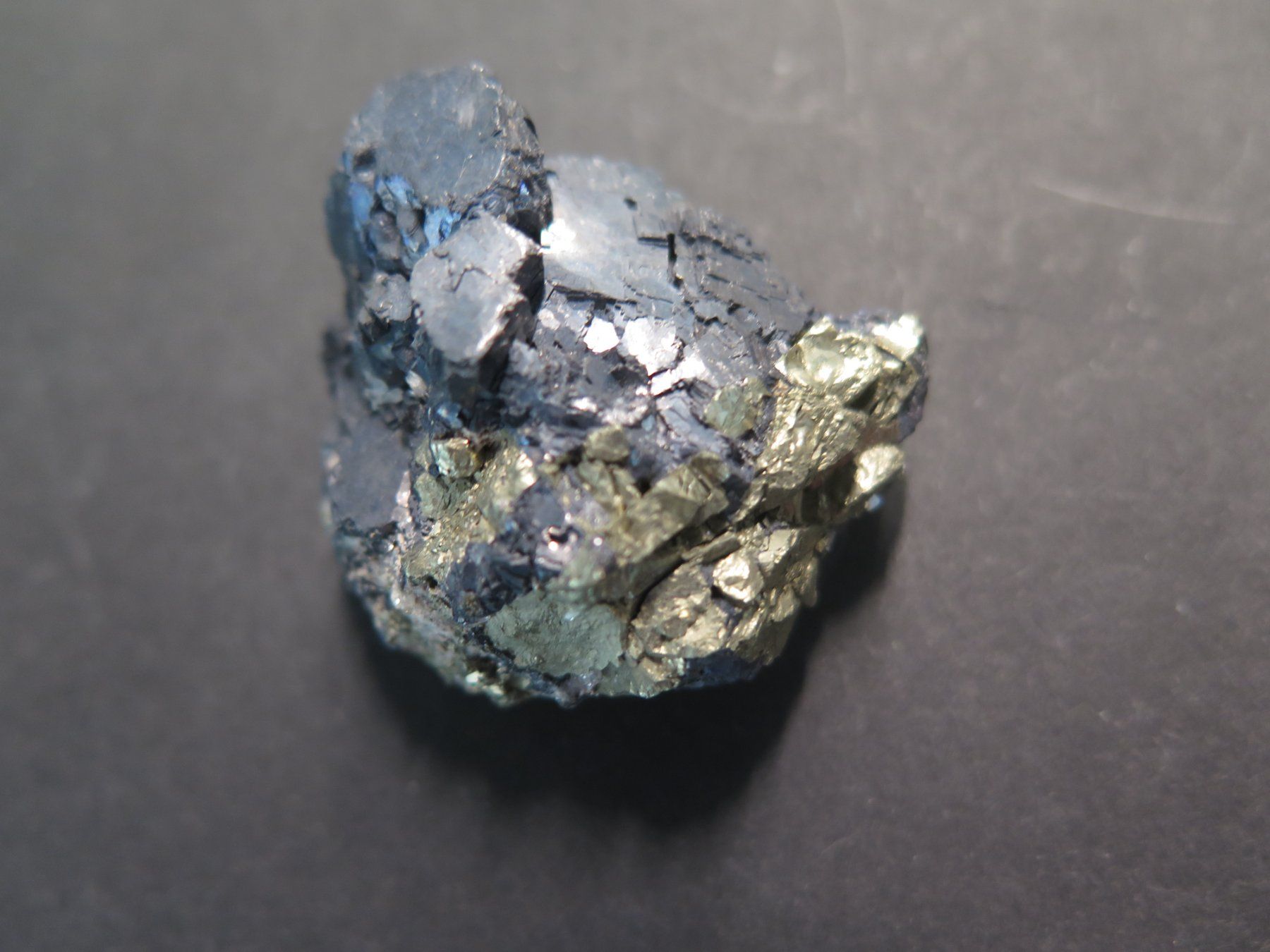 Mineralien & Heilsteine: Bleiglanz mit Pyrit von Peru – Gebraucht aus Schaffhausen von Yamakana51L8736OQ8