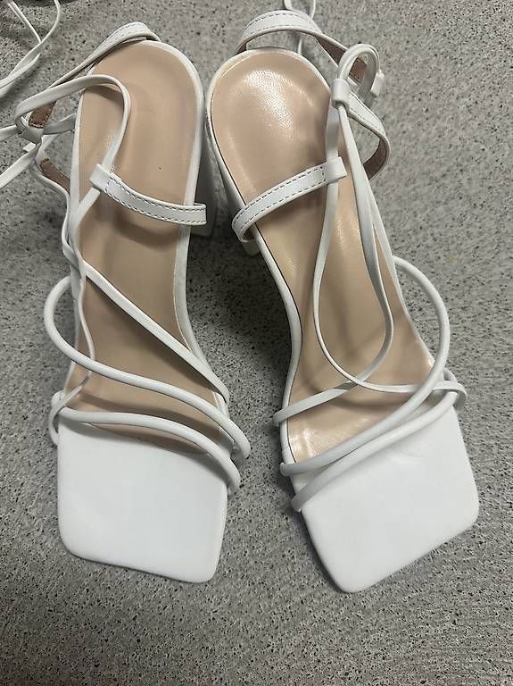 Scarpe da donna: Weisse Schnürschuhe mit Absatz – Usato da Spreitenbach venduto da Sabrina.dc