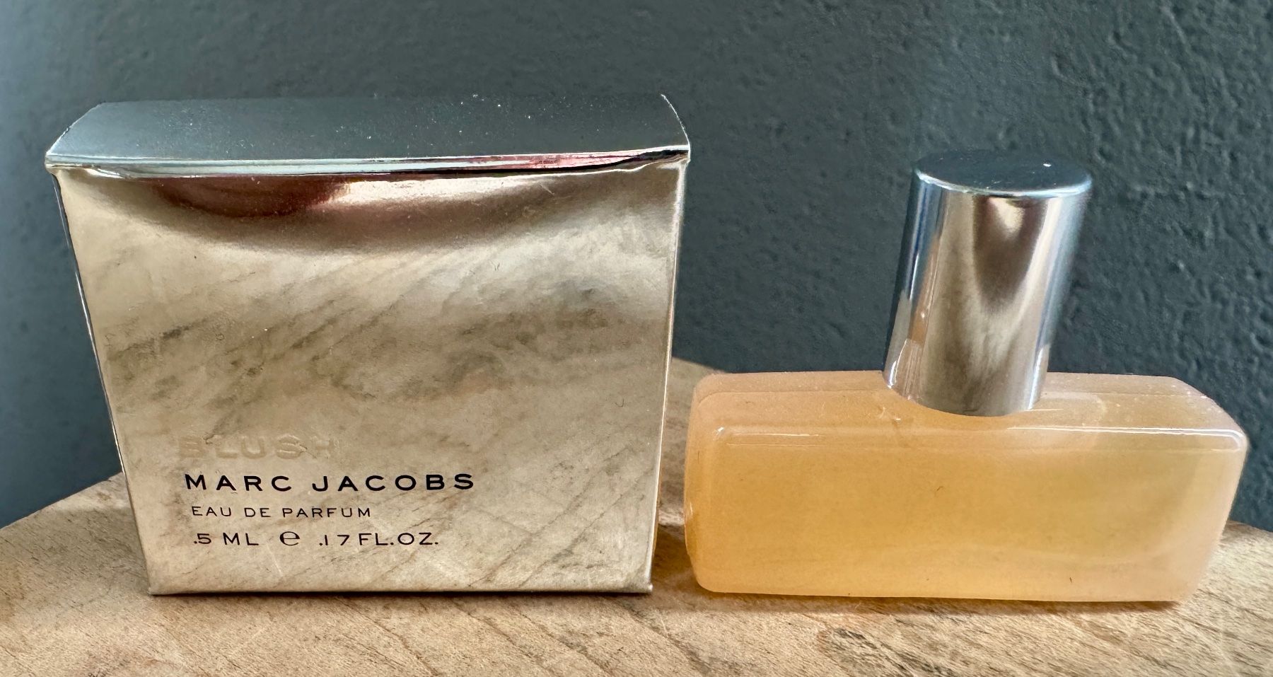 Marc Jacobs Profumi & Eau de Toilette: Blush Marc Jacobs - 5 ml Eau de Parfum Miniatur mit Box – Usato da Rothrist venduto da Luckywinner