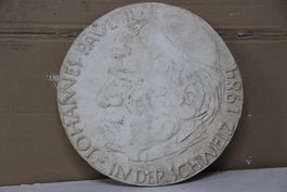 Papst Johannes Paul in der Schweiz. Gipsrelief von Annoni