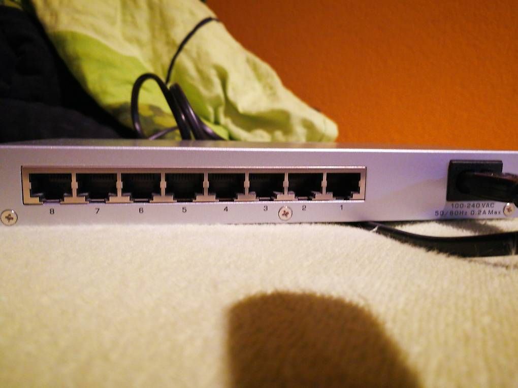 Hub & Switch: Zyxel 8 fach mehrfach ethernet switch – Usato da Bertschikon Gossau venduto da PipoCH44 1