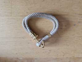 Dieses trendige, graue Armband ist neu mit Anker -verschluss