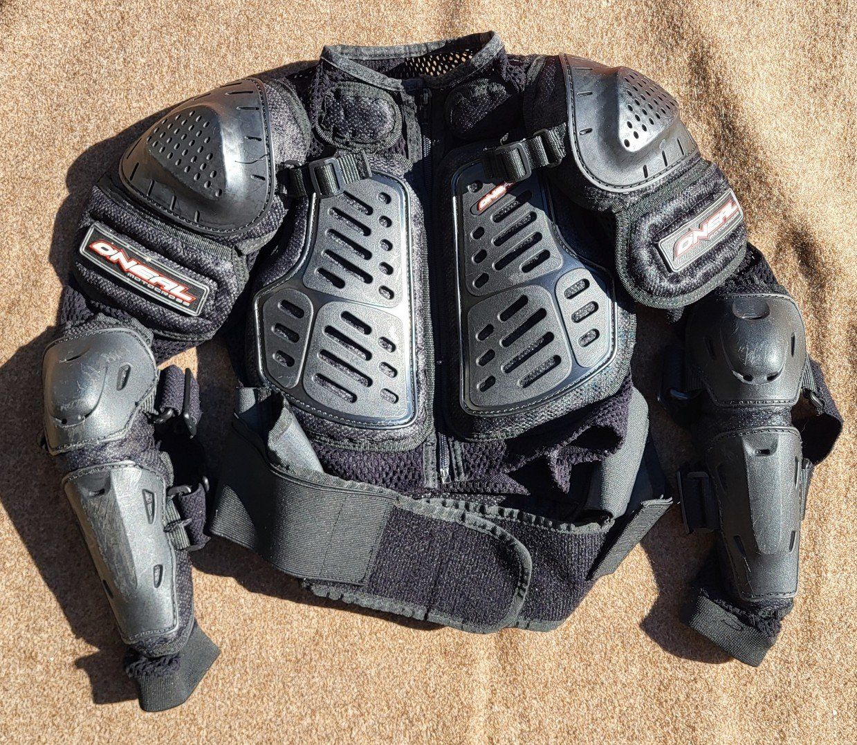 Schutz & Schoner: ONEAL Kinder Downhill Protektorenjacke – Gebraucht aus Frutigen von Sklossner