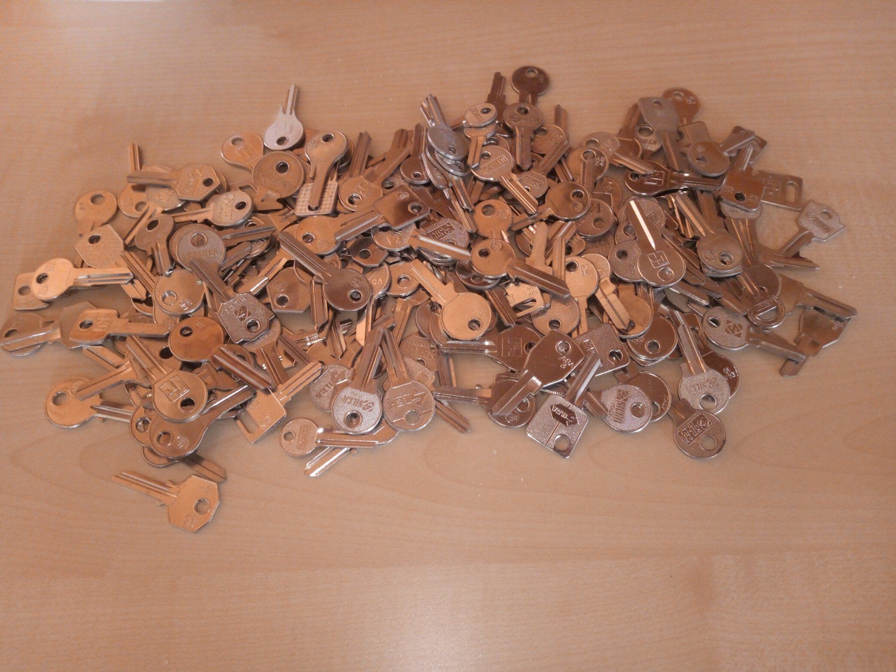Schlüssel: 1000 Schlüsselrohlinge – Neu und originalverpackt aus Frenkendorf von rousen1