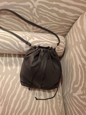 Schwarze Ledertasche Beuteltasche Handtasche neuwertig st...