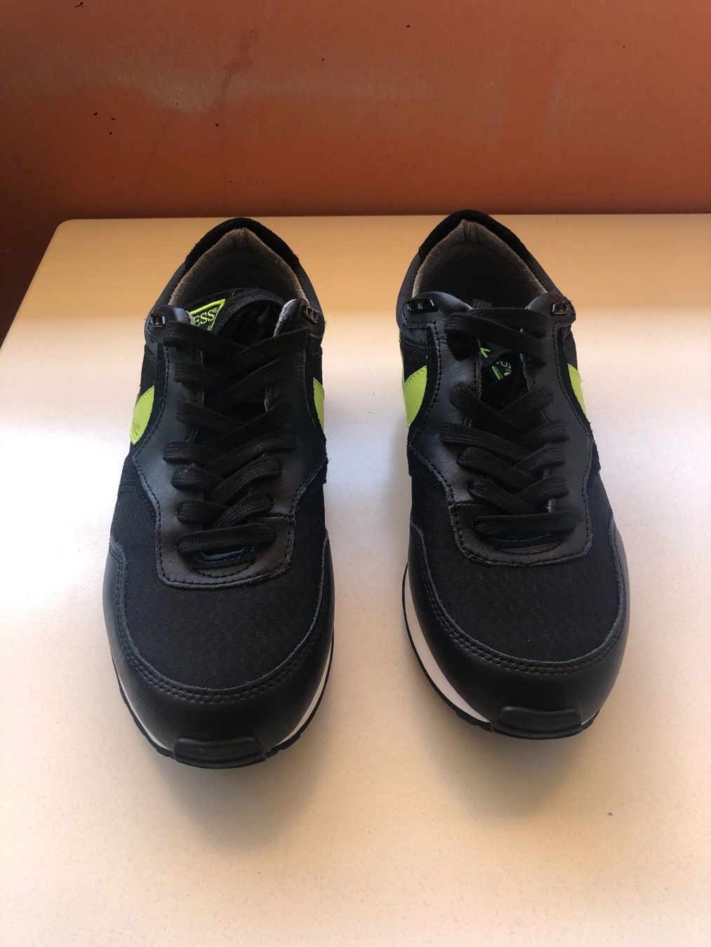 Guess Scarpe da uomo: Chaussures Guess taille 40 – Nuovo (secondo la descrizione) da Neuchâtel venduto da kedac