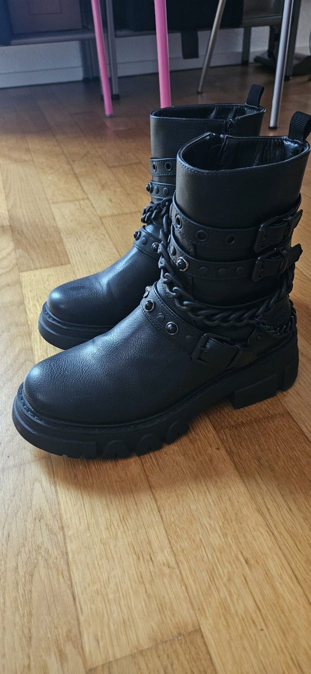 Damenschuhe: Docker's Boots mit Ketten, massiver Sohle, Schwarz Gr. 37 – Gebraucht aus Zweidlen von Shubli 3