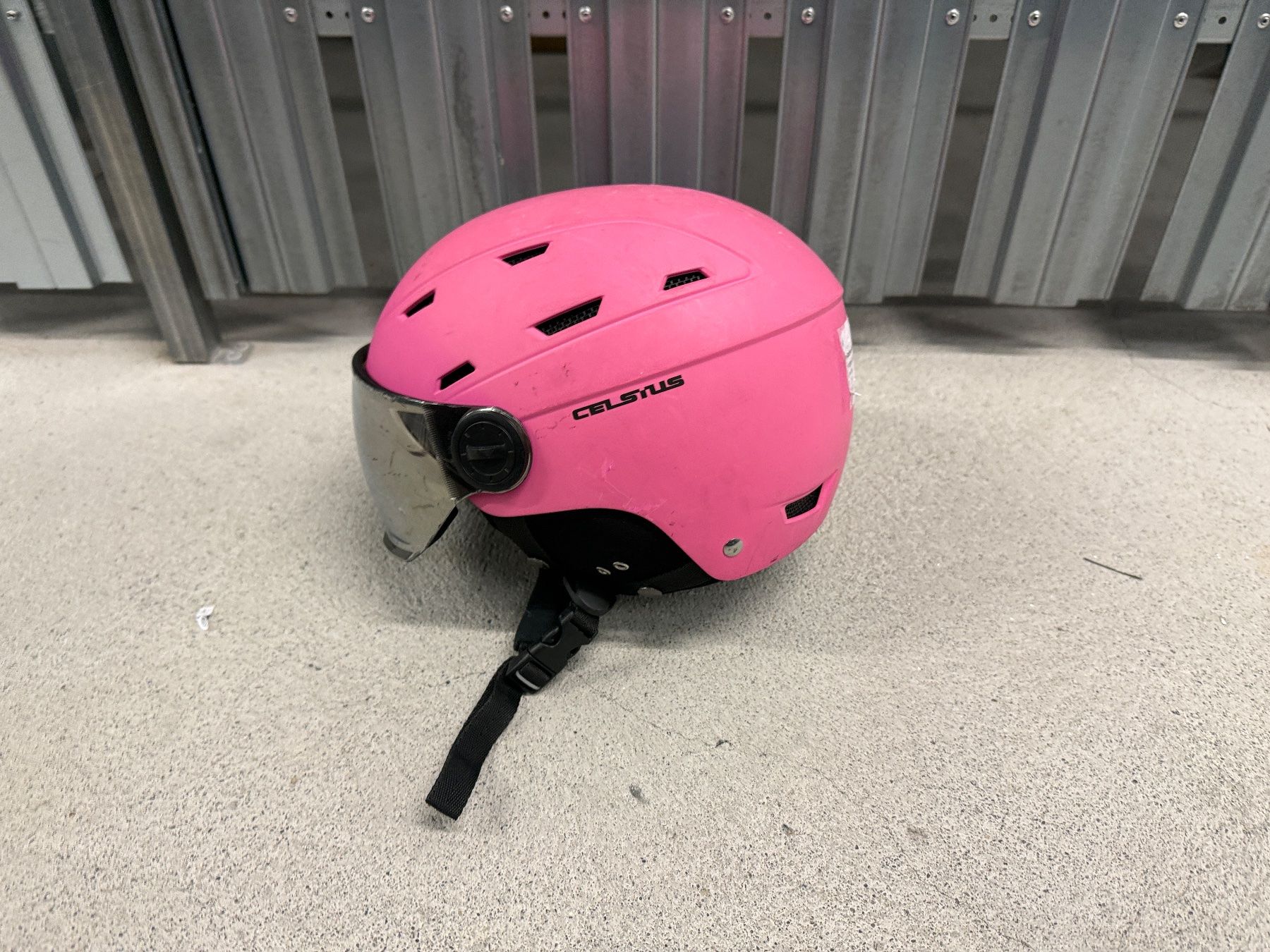 Caschi: Celsius Ski Helmet with Visor – Usato da Lenzburg venduto da VukiSee 1