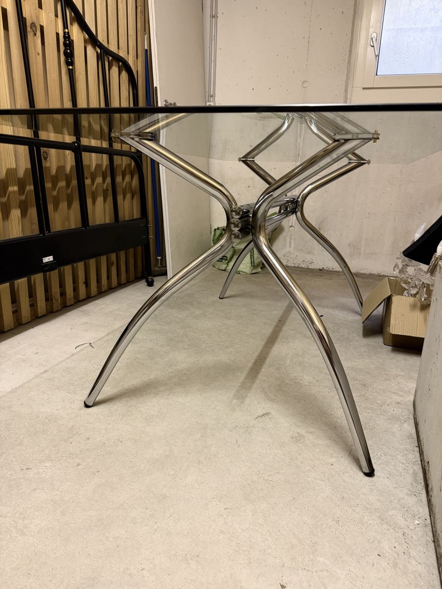 Set di tavolo e panche: Glass dining table chrome base with 6x black leather chairs  – Usato da Egg b. Zürich venduto da sha_t97v